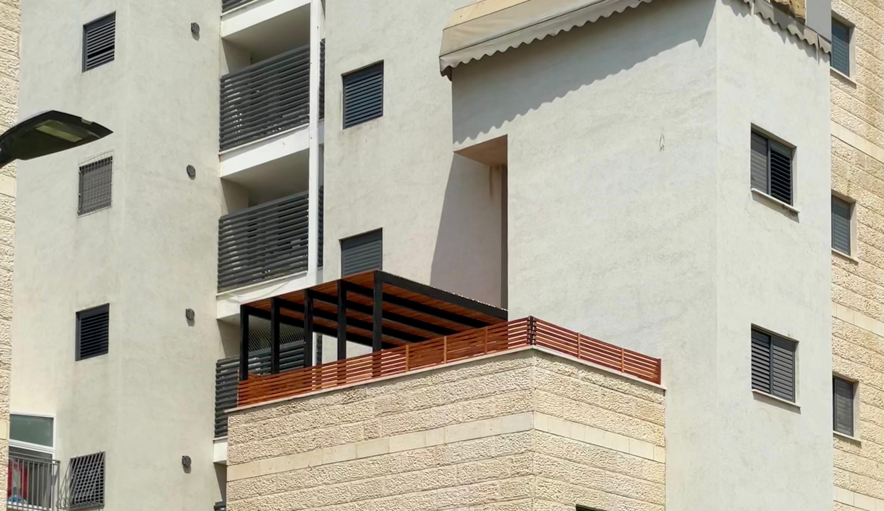 פרגולה מודרנית בעיצוב קלאסי ונקי