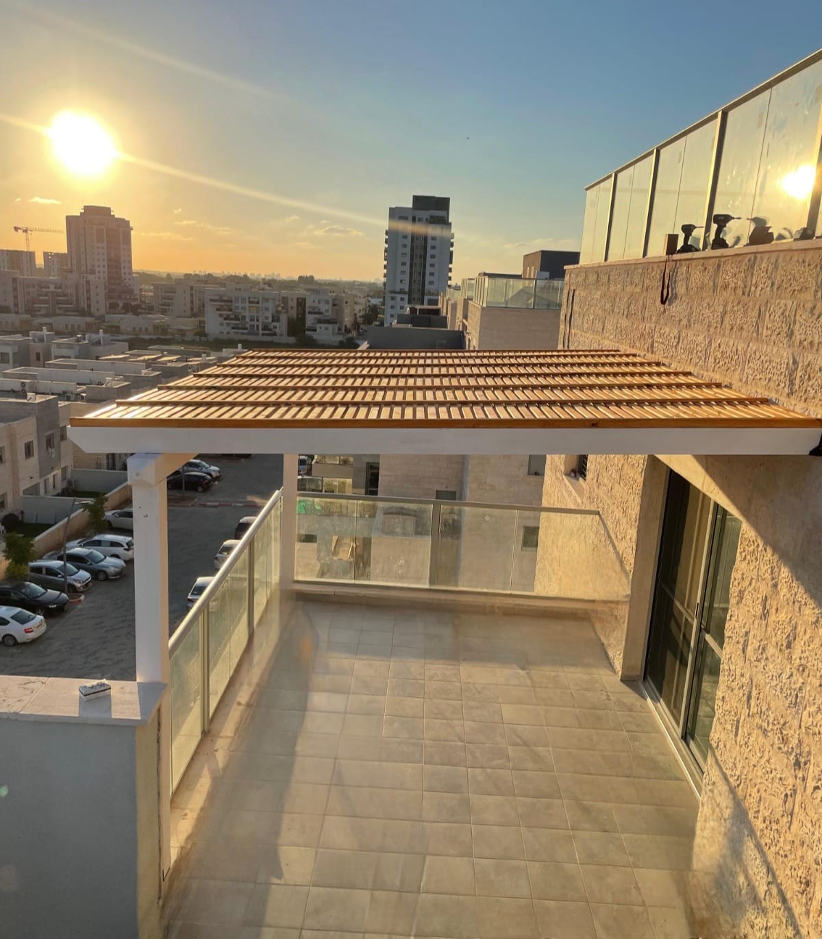 פרגולה מעץ להגנה מהשמש במרפסת