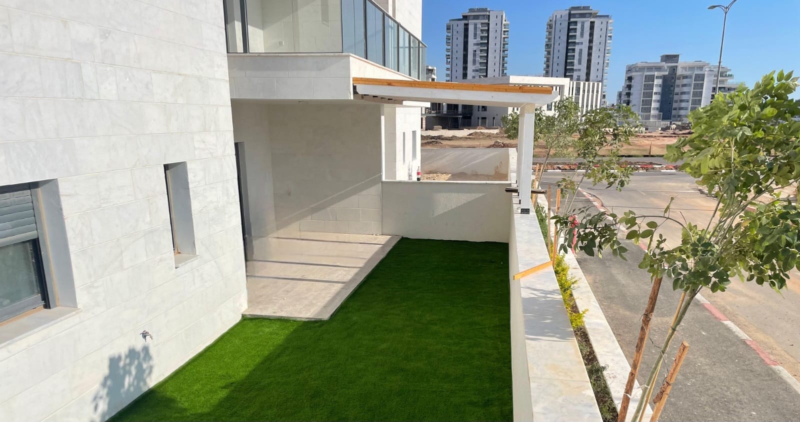 התקנת דשא סינטטי איכותי בגינה